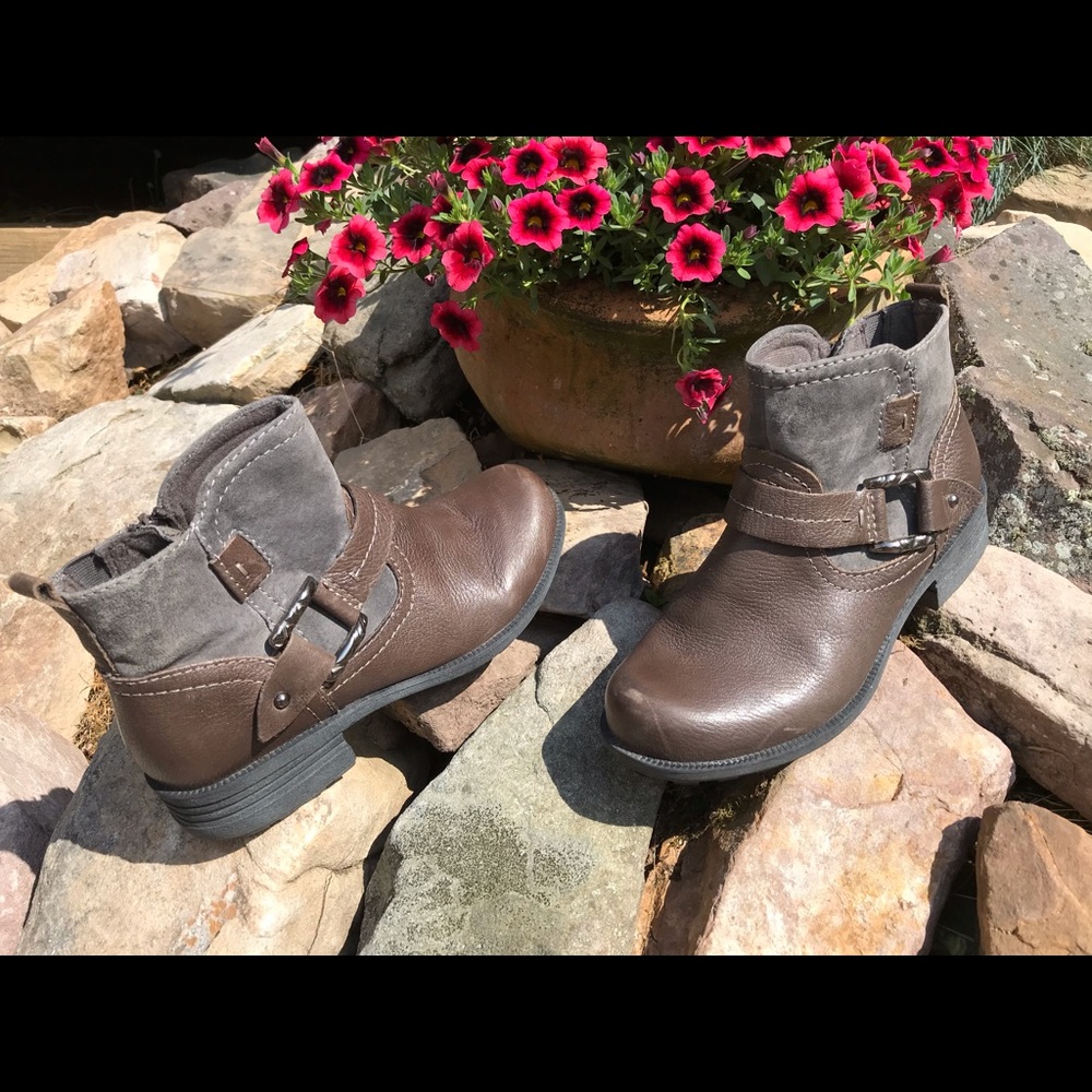 EARTH ORIGINS Gray Boots
